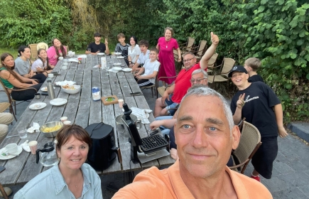 Nous avons réalisé un repas avec différentes spécialités belges. Une belle soirée de partage avec ces orphelins ukrainiens.